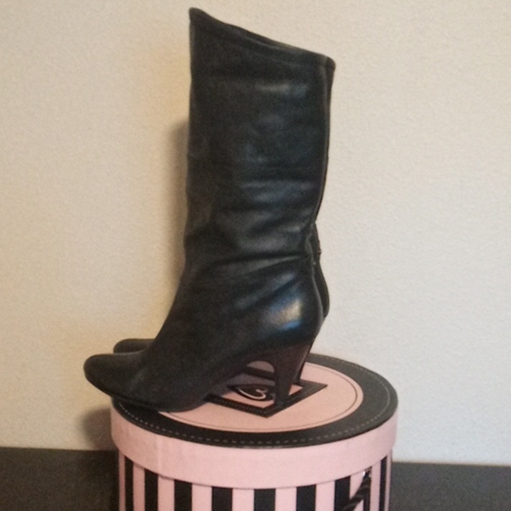 SOLD Cathy Jean black boots. - Picture 9 of 10